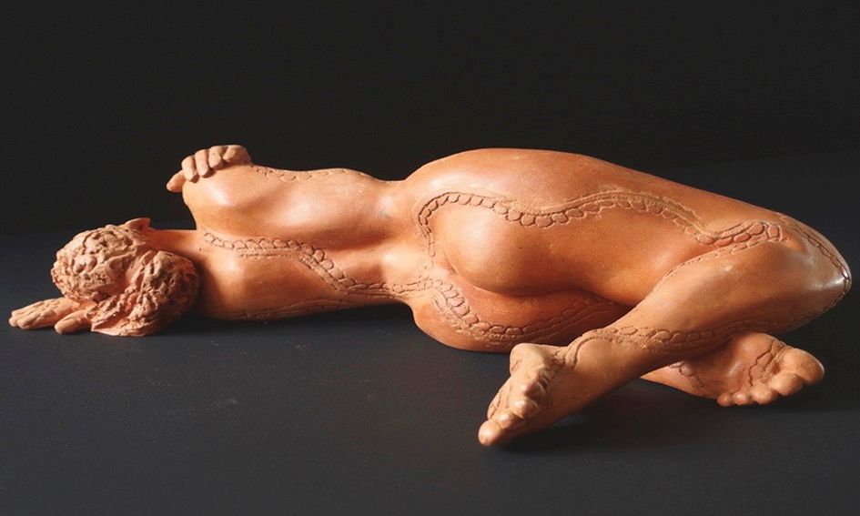 Sculpture allongée Terre cuite